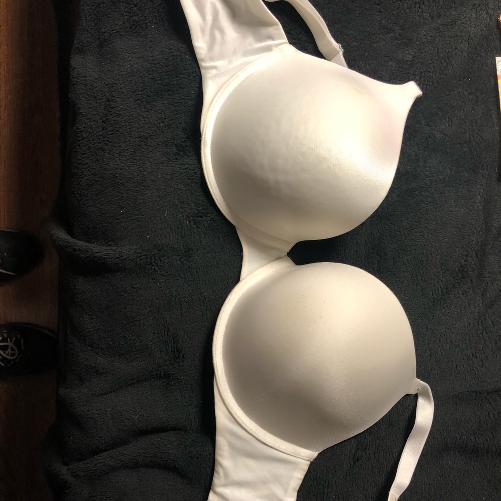 34DD Victoria secret bra. Brand new